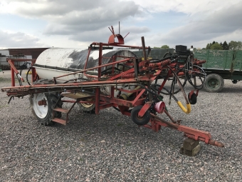 VXTSKYDDSSPRUTA LINDUS 2400 L 20 M Lindus 2400 LIT 20 M BOGSERAD 20 M RAMP, HARDI MONITOR M. AV/P STNGNING
KABELSTYRNING HYDRAULIK, EJ BESIKTIGAD

SLJES SOM KUNDUPPDRAG I FREVISAT OCH BEFINTLIGT SKICK