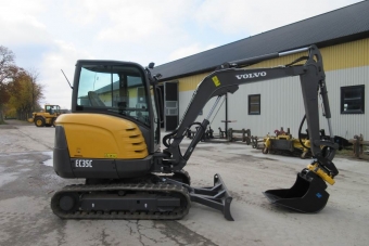  Volvo EC35 Byggnadsfas 2013
Arbetstid 1500
Kraft 36 hk
arbetsvikt 3590 kg
hydraulisk vippanordning, planaxel
komplett uppsttning grvmaskin 300 mm).