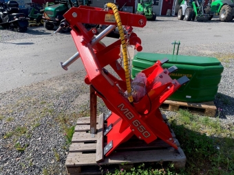 Markberedare MB 650 vrigt MB 650 Markberedare Markberedaren MB 650 r anpassat fr jordbrukstraktorns trepunktslyft. Bromsningen sker med hjlp av traktorns hydraulik. Flckarnas lngd och avstnd regleras med en styrenhet med inbyggda tidrler.

Tekniska data: 
Lngd: 1300 mm
Bredd: 850 mm 
Vikt: 250 Kg