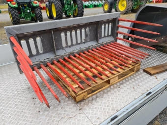 Grep Universal N111, Norje 2,0 m Norje Universalgrep N111 - 2,0 m Mkt. lite anvnd
*
Redskapsfste BobCat kan bytas till ett som passar din maskin
mot en tillggskostnad.
*
Bredd 2,0m, Antal pinnar sida/botten 8/19, Lngd pinnar 98 cm 
Vikt 400kg, Nypris idag 40 000 kr + moms
