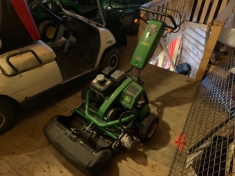 John Deere 220 E-Cut Hybrid Greenklippare John Deere 220 Quick Adjust 5 (QA5) Eleven Blade 22 In. (55.9 cm) Heavy 
(1)22"(56 cm) 5cm (2 In.) Diameter Machined Grooved roller 
 (1) 22"(56cm) 5cm (2 In.) Diameter Hollow Smooth Roller
