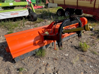 Slagklippare Perfect KT 300 med hammaslagor Perfect KT-300 Slagklippare Denna maskin omfattas ej av ML Trygghetskp 3mn/100tim
Maskinen sljes fr kunds rkning. Fr mer information, kontakta din
sljare