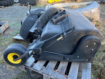 Uppsamlare till John Deere 725 John Deere Uppsamlare till John Deere 725 18,5hk vid 3150 varv/min, 500 cc, encylindrig motor
2-pedals manv. hydrostatisk transmission
15x6-8 Turf-dck fram, 20x8-8 Turf-dck bak
38 cm ste
Hastighet framt 8,9 km/h, back 5,1 km/h
107cm 42" mulch/sidoutkastat klippdck
SOMMARKAMPANJ 19 900KR +MOMS