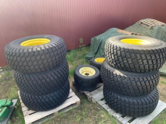 Dck till kompakttraktor 44x18.00-20 bak & 27x10.50-15 fram John Deere Kompletta hjul fram och bak 