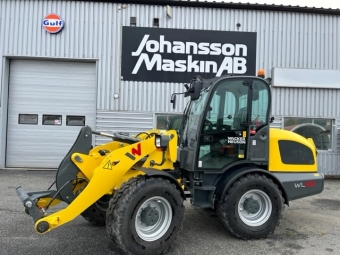 WACKERNEUSON WL 52 HJULLASTARE vrigt WACKERNEUSON WL 52 HJULLASTARE Demokrd 748000 exkl moms
3e funktion i joystick
eluttag fram
Luft stol
motorvrmare/kupevrmare
redskaps fste ZL  L30
Lastarm dmpning
Eluttag fr slpvagn 
Tipputtag fr slpvagn
Dck 405/70-R20 

Hjullastaren WL52 har frutom kraftfull hydraulik ven ytterst smidig styrning med styrspak. 
Frarhytt med utmrkt ergonomi, sikt och komfort. Det innebr att fraren kan arbeta lngre utan att bli trtt.
WL52 r ett kraftpaket och imponerar med stor rivkraft och kraftigt dimensionerade tippcylindrar. 
Den r idealisk fr frekvent materialtransport och mnga lastcykler.


https://www.wackerneuson.com/northerneurope/se/produkter/hjullastare-wl52


Str i -Vik 
0660-59982