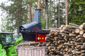 Vedmaskin Pilkemaster SMART 1 Pilkemaster SMART 1 Inklusive Euro interface och " hydraulslangskoppling

Pilkemaster SMART-maskinerna r designade fr ltt och bekvm tillverkning av brnnved. 
Maskinen kopplas till en kompaktlastares, hjullastares, traktors eller motsvarande maskins framlastare
 eller en grvmaskin. Fraren behver inte stiga ur maskinens hytt, utan kapningen och klyvningen 
kan skert sktas frn maskinen.

Snabb och ltt att anvnda
Pilkemaster SMART-vedmaskinerna r utan like vad gller ltthanterlighet. 
Tack vare den nya stlkonstruktionen r klyvresultatet hos klabbarna snyggt. 
Klabbarna klyvs alldeles p mitten tack vare ett motstycke som centrerar klabben och ett snett 
klyvbett, vilket gr att den tillverkade brnnveden r av mer jmn kvalitet.

 Pilkemaster SMART 1 - Plocka stockarna direkt frn hgen in i vedmaskinen
Med Pilkemaster SMART 1-vedmaskinen lyfts stammen som ska gras till brnnved direkt frn 
stockhgen eller t.ex. frn en skogsvagn. Kapningen och klyvningen kan gras direkt in i en 
vedsck, container eller slpvagn; p s stt undviker man ondiga arbetsfaser och gr arbetet 
mer effektivt. Pilkemaster SMART 1-vedmaskinens kompakta storlek gr det mjligt att arbeta 
smidigt ven med mindre maskiner. Maskinen kan ocks ltt frvaras t.ex. p en lastpall.