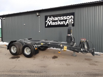 PRONAR LASTVXLARE T185 vrigt PRONAR LASTVXLARE T185 Kampanjpris 199000 exkl moms
totalvikt 15000
lastar 12200
axlar 6500
Hydr. broms
520/50-17
Flaklngd min 380
Teleskop. stdben med tapp
Boogiels fr stabilare vxling
Stnkskrmar 
Vridbar draggla
Hydr. vikbart vxlartorn fr enklare koppling av kontainer
Hydr. uttag p vxlartorn
Skyddade trafikljus
Parkeringsbroms
Verktygslda