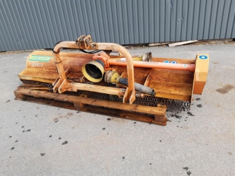 AGRIMASTER KL 250 SLAGSLÅTTERMASKIN Övrigt AGRIMASTER KL 250 SLAGSLÅTTERM KL 250 SW
Y-slagor
Hydrualisk sidoförskjutning ca 50cm