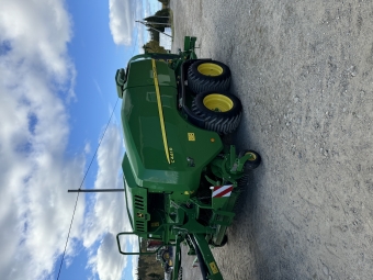 Inplastarpress John Deere C441R Boggie John Deere C441R boggie 500/45-22.5 hjul
Pick-up 2,2m
Maxicut HC 25
Pivohjul fr pick-up
Automtic smrjsystem1000v/min kraftuttag
Greenstar 4240 monitor
Balresare inkl matta