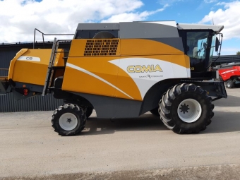 SAMPO COMIA C8 SKRDETRSKA vrigt SAMPO COMIA C8 SKRDETRSKA Skrbord 4,80m (16 fot)
Skrbordsvagn
Skrbordsautomatik med hjdindikator 
Axlyftare
750/65R26 
420/65R20 
Spillindikator
AC
Backkamera
Sampos vervakningsterminal
Reversering av skrbord frn hytt
Haspeljustering, framt/bakt, frn hytt
Halmhack Rekordverken