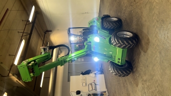 Kompaktlastare Avant 735 Avant Kompaktlastare 735 Butik ex: Avant 735 finns hemma fr omgende leverans.

Utrustad med:
65506 Hjul 320/55-15, TR 
A455810T 4X4 med antislipventil och lock on/lock-off diff 
A445631 Parallellfring 
A450470T Redskapsfste, hydrauliskt 
A00097 Hydrauluttag fram standard 
A49119 Ropsbge med tak 
A438520 Arbetsbelysning LED 700 Lumen
A417337 Kulkoppling 50 mm med sprint 
A36401 Sidovikter par 80 kg 1
A437518 Stnkskrmar bakre 
A410648 Motorvrmare 
T0035 Stansning av serienummer p maskinens ram

Avant 735, utrustad med Kubota V1505 Stage V-motor. En utmrkt och ekonomisk maskin fr lyft och materialhantering, som klarar pallar upp till 1400 kg.
Avant 735 har en stark bomkonstruktion och ett hgre oljeflde fr redskap med dubbel pump p hela 50 l/min.
En lyfthjd p upp till 3080 mm gr den till en oslagbar partner p grden!