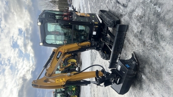 Bandgrvare Sany SY18C 1,8 ton SANY SY18 ink tiltmellandel+skopor SANY SY18C - den perfekta maskinen fr trnga utrymmen.

Med sina 980 mm i bredd passerar den enkelt genom smala passager vilket gr den till den idealiska lsningen fr trdgrdsanlggningar ,
byggplatser eller i befintliga byggnader. Som alla SANY"s grvmaskiner r den vl utrustad frn brjan som t ex det breddbara chassit, 
den mngsidiga proportionella hydrauliken i den extra styrkretsen eller de ljusa LED-arbetsljusen.

Med en vikt p bara 1 850 kg och med en transporthjd p endast 2420 mm r den enkel att transportera, 
kan lastas och lossas snabbt och imponerar p plats med sin utmrkta manvrerbarhet i trnga utrymmen.

Denna maskin utrustad med tilltmellandel och det ingr 3st skopor.