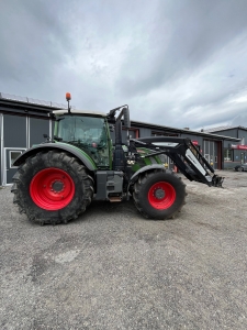 FENDT 720 VARIO Q7M FRONTLYFT/PTO Fendt 720 VARIO PRISSNKT!
Ca: 6700h
Stora service gjord.
Frontlyft/pto. 
Quicke Q7M lastare med euro/sms fste. 
Nya framdck. 
Nya framskrmar. 
Isobus. 
Ls M.M. 
710/70R38. 
600/65R28.