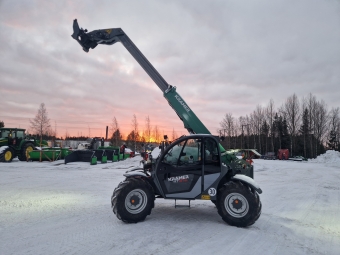 Teleskoplastare Kramer KT276 Stage V Kramer KT 276 Kohler 75hk
Luftstol
AC
Radio
Kamera fram och bak
LED 2 fram, 2 bak och p bom
Eluttag fram och bak
Centralsmrjning
Motorvrmare
Diff Sprr 100%
Lastdmpare
Hydraulisk pickup hitch
Stllbar ratt
Brandslckare
EURO-fste