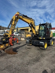 YANMAR B95W HJULGRVARE Yanmar B95W HJULGRVARE DEUTZ MOTOR BACKKAMERA 4-HJULSSTYRNING SNABBGENDE 36KM/HTPA BOM 2000MM STICKA
500/45-20 TWINHJUL MOTOR OCH KUPEVRMARE MED TIDUR SCHAKTBLAD BAK 3:E & 4:E HYDR
FUNKTION SKYDD CYLINDRAR SCHAKTBLAD LEDBELYSNING AC KOMFORTSTOL MSG95 AUTO
IDLING SNABBFSTE EXTRA VERKTYGSLDA HGER SIDA EXTRA MOTVIKT 365KG ELEKTRISK
TANKNINGSPUMP STLDSKYDD SKRMAR ENGCON HYDR QS45 SNABBFSTE ENGCON EC209
S45/S45 DC2 MIG 2 SPAKAR HJULSTYRNING ENGCON GRD 10 GRIPKASETT MEDSTYRANDE SKRMAR 
SAMT UTTDRAGNA SMRJNIPPLAR 2 ROSTFRIA BGAR P TAK SAMT 4 LEDBELYSNING BLIXTRAMP
P TAK ELSTYRNING I UNDERVAGN ENKELVERKANDE TIPPUTTAG BAK 13 POLIG SLPVAGNS-
KONTAKTGAFFELDRAG I SCHAKTBLAD CENTRALSMRJNING 1 PLANERINGSSKOPA 1 SMALSKOPA
1 GRVSKOPA KNCKBOM BACKKAMERA NYSERVAD
...
MNR 25194
...
PRIS EXKL. MOMS: 925.000:-
...
Vi reserverar oss fr felskrivning. Kontakta alltid oss innan du ker och tittar, s vi kan skerstlla att maskinen finns p plats.
