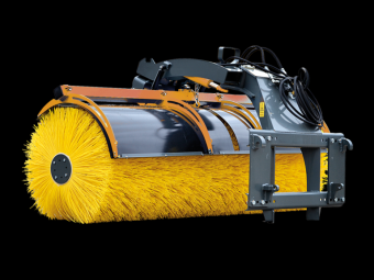OPTIMAL SOPVALS SVX330 STORA BM vrigt OPTIMAL SOPVALS SVX330 STORA B Stora BM Monterat
Frdelar:
Alla modeller med centrumdrift underlttar sopning nra hinder.
Stort rrelsemnster, 10 grader vgrt och lodrt pendnling med 30 cm fjdringsvg.
Svng av vals under drift.
Mjligt att rotera valsen baklnges.
90 cm borstdiameter.
Integrerad stnkskrm som fljer valsen.
Genomtnkt konstruktion fr enkelt lamellbyte.
Bultade redskapsfsten fr enkel anpassning.
Blstrad och pulverlackerad.
Vid val av vattentank integreras denna i ramen.
Teknisk data
Borstdiameter mm	900
Volym vatten liter	270
Arbetsbredd i cm	330
Mtt L x B x H, m	1,90 x 3,30 x 1,30
vrig information	Svngvinkel 32 grader
vrigt	Reversering mjlig
Rek. flde, l/min	55
Oljetryck BAR, min-max	160-230
Vikt (exkl. fste), kg	680