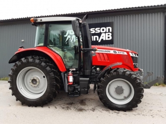 MASSEY FERGUSON 6715S ES DYNA 4 vrigt MASSEY FERGUSON 6715S 775000 ex moms Endast 440 tim
Frontlyft 3,2T och Front PTO
100 liters pump
TRELLEBORG 540/65-38 och 440/65-28 Svetsad flg
Hydralisk och Luft Slpvagns broms
LQ001 - Vattenavsk. extra brnslefilt.
EA637 - 16/16 D4 Autodrive - 40 km/tim
DP100 - OC 100 l/min (Dubbla pumpar)	
WE100 - Fasta framskrmar - standard
AE026 - Luftfjdrad frarstol
AQ001 - Luftkonditionering
AG003 - Instruktrsste med sk.blte
AK001 - Bakre torkare/spolare
VG103 - Arbetsljus 4 fram & 4 bak
MU002 - 3:e mek. ventil OC
LA002 - "PTO inv. vxl. 540/1000 6-sp
2018