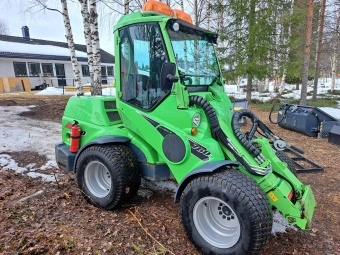 Avant 760i enl.spec. Avant 760i Fullutrustad
Antislipventil med on/off lock diff inkl frihjulskoppling
Led 2500 Lumen
Flytlge .
Parallellfring.
DLX-hytt med AC placerad p tak.
Kulkoppling med sprint.
Motorvrmare.
Sidovikter 180kg.
Lastdmpare.
Hjul 400/50-15 Grsdck .
Elfunktion joystick.
Luftstol.
Hydrauluttag bak dubbelverkande.
Varningsljusramo Beacon.
Hydraulisk redskapslsning.