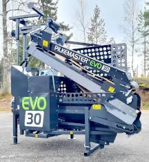 Vedmaskin Pilkemaster EVO 30 TR Pilkemaster EVO 30 Vedmaskin En effektiv och sker vedmaskin.
Utrustad med:
Stocklyft
Separatklyvning
Separat kedjesmrjning
---------------------------------------------
Tillgg:
Eldrift istllet fr traktordrift +15 000kr
Eldrift och traktordrift +24 000kr
Bensinmotordrift istllet fr traktordrift +27 000kr
----------------------------------------------
Kp till utrustning:
Hydraulisk inmatningsrulle 9 200 kr           
Mobilt underrede utan broms monterad 10 400kr          
6-dels klyvyxa 5 500kr

Alla priser exkl. moms