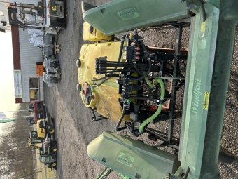 JOHN DEERE HD200A SPRUTA John Deere HD 200A SPRUTA JOHN DEERE HD200A SPRUTA RSMODELL 2015.
FALCON 4,5 M SPRUTRAMP RSMODELL 2015.
TANK VOLUM 700L
SPRUTAN FULLT FUNGERANDE.
EJ FUNKTIONSTESTAD.
 
KOM MED BUD.
...
MNR 86330
...
Vi reserverar oss fr felskrivning. Kontakta alltid oss innan du ker och tittar, s vi kan skerstlla att maskinen finns p plats.
