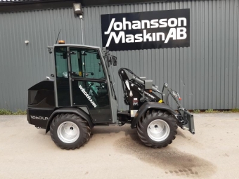 WEIDEMANN 1260LP Black vrigt WEIDEMANN 1260LP Black Trima Sms  20 km/h
3-e funk comfort i joystick och sep med sprr
Fri retur ink lckolje ledning
Trafik lyse Halogen
Arbetsbelysning Led 3x
31x15.5-15 Mitas TR-07
R820 Medium Press axlar
sidospeglar  H/V
Radio frbredd
Hydralisk lsning sms fste
Last arms dmpare
El kontakt fram med 2x funktion - 
Tyg stol med luftfjdring MSG93
Bakvikt 100 kg
Perkins 403J-17 18.4 kw S5- Steg 5 motor
Motor och hydral oljetank vrmare 220v
Led Varnings lyse orange
44,8/l-min
36m Equip Care
Weidemann Svart
Tipplast med skopa 1690