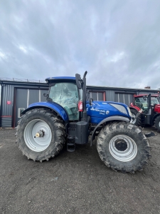 NEW HOLLAND T7.225 AC BLUE POWER New Holland T7.225 FIN TRAKTOR!
BLUE POWER
Ca: 2970h
Frontlyft/pto
GPS
Dck 85% runt om