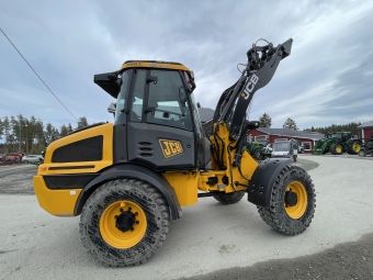 Lastmaskin JCB 409 Nordic edition JCB 409 Nordic Edition Nyservad 
Centralsmrjning
Snabbkoppel hydraulik typ faster
Drag bak kula med tipputtag
Trima fste ABL
Hgfldeshydraulik
AC
Luftstol
Lastdmpare
Motorvrmare
Mycket extrabelysning


Redskap som fljer med:
Vama EPS 225 Klaffskopa
YPV Planeringsskopa
YPV Lngskopa
Pallgafflar