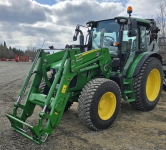 John Deere 5090R + 543R lastartraktor m. utr. John Deere 5090R Ridemax grs/sn dck
32F/16R Command8 (40K) transmission
Hytt med premium panoramatak och reglage p hger sida
Luftkonditionering
Luftfjdrat ste med premiumkldsel
Instruktrsste med skerhetsblte
Deluxe avgasrr p hrnstolpe
Tryck- och fldeskompenserande hydraulsystem (PFC)
2 mekaniska, stapelbara bakre hydraulventiler
Hydr.broms uttag
3 mittmonterade Deluxe - hydrauluttag mek
Kraftuttag med tre varvtal - 540/540E/1000
Elhydraulik (EH) med fjrrstyrning vnster stnkskrm
Vnster och hger stabiliseringsstag
Bakre skrmfrlngning, 2170 mm bredd 
Lderkldd ratt, Bakrutetorkare
Starthjlpspaket MV +BV
Lckoljebehllare fr hydrauluttag
Fjrrstyrning fr EH lyft p hger stnkskrm
Roterande varningsljus p vnster sida (hgertrafik)
Komplett LED-paket, Batteristrmsbrytare
JD 543R frontlastare MSL (mekanisk parallellfring)
3:e funktion, Kamera fram
Frontskydd, Euro redskapsfste
Lastarfjdring
