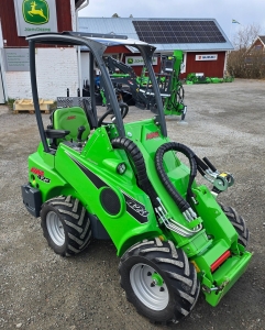 Kompaktlastare Avant 423 Avant 423 Maskin i nyskick med endast 95h p mtaren sljes fr kundsrkning. Utrustad med: Katalysator, Fjdrande sits med armstd och vrme, 
Hjul 23x10.50-12, TR Flg: 5x140, 4X4 med on/lock-off diff, Teleskoputskjut, Standardbelysning, Hydrauluttag fram standard,
 Ropsbge med tak, Joystick 4-funktioners, Sidovikter par 80 kg, Motorvrmare.