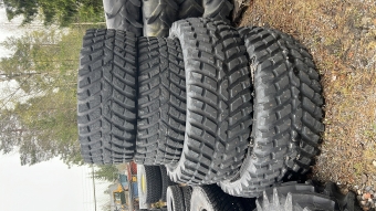 Dck Uppsttning Nokian Tri Entrepr 480/65R28 600/65R38 vrigt TRI2 Nokian Tri 2 Entreprenaddck 480/65R28 600/65R38.
Bakdcken r dubbade.
Framdcken r sliten.
OBS BARA DCK INGA FLGAR.