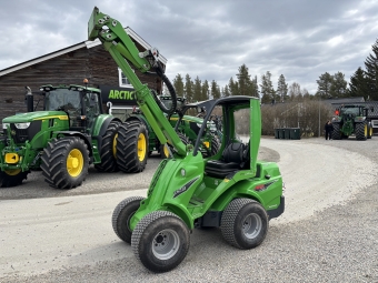 Avant 650 utrustad enligt spec. Avant 650 Hjul 26x12.00-12, GR
4X4 med antislipventil och lock on/lock-off diff
Parallellfring
Lastardmpare
Redskapsfste med hydrualisk lsning
Arbetsbelysning LED 700 Lumen
Extra hydrauluttag bak dubbelverkande
Ropsbge med tak och bakvgg
El-funktion till joystick
Kulkoppling 50 mm med sprint
Bakvikt med handtag 29 kg
Motorvrmare