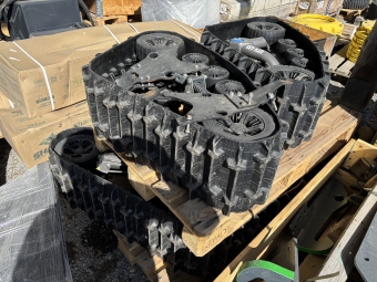 Bandsats Camso 4S1 Passar Till Utv Camso Bandsats Camso 4S1 till UTV Bandsats camso 4S1 passar till Utv 
Denna sats har suttit p vran demo John deere xuv865m
Och gtt ca 10 timmar
rsmodell 2021
Passar i prinsip allar utv med 5 bultcirkel den har 3olika alternativ
Har man 4 bult s gr det byta naven fr 5000kr extra
Den har ven 16 tagg bak och 17 tagg fram men har 16tagg ver
Monteringsatsen har jag till lite olika maskiner p hyllan
arctic cat prowler och Kawasaki mule