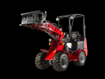 FLEXITRAC 1126 LRF MINILASTARE vrigt FLEXITRAC 1126 LRF MINILASTARE Kampanj 229000 ex moms
Frdelar:
Trafikbelysning.
Arbetsbelysning (2 fram, 1 bak).
Varningsfyr.
Bakvikt med drag.
Parallellfrd lastare.
SMS-redskapsfste.
Hydrauliskt redskapsls.
3:e yttre hydraulfunktion.
Backspeglar.
Hydrostatisk 4WD.
Skrmar ver hjul.
Fram- och backfunktion i joystick.
Miljgodknd Kubota dieselmotor.
Calix motorvrmare.