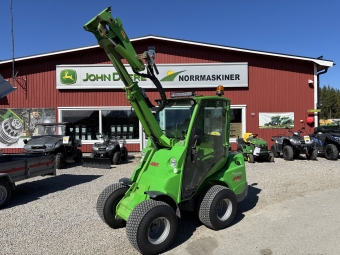 Avant 528 utrustad enligt spec Avant 528 Antislippventil, Led 2+1 700lummen, Bakvikt med hantag, Flytläge,
Elfunktion joystick, Hytt LX, Kullkoppling,
Motorvärmare, Varningsljus.

