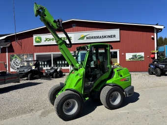 Kompaktlastare Avant 760i Utrustad enligt spec. Avant 760i Hjul 400/50-15, GR Flg: 10x140
4X4 med antislipventil och lock on/lock off diff inkl. frihjulskoppling
Flytlge fr parallellfring 
Lastardmpare (endast vid parallellfring och flytlge) 
Parallellfring 
Hydraulisk lsning
Arbetsbelysning LED 2500 Lumen ndring till 700 lumen
Hydrauluttag fram standard
Hytt DLX med AC, bakmonterad!!! Tabort AC bakmonterad
El-funktion till joystick 
Kulkoppling 50 mm med sprint 
Skyddskpor HD, utan stnkskydd (fr maskiner med LX/DLX-hytt och 15"hjul)
Stnkskrmar bakre (ingr vid val av GT-hytt p 800-serien
Trafikljussats fr LX-hytt 
Motorvrmare
Tillgg vikter 180 kg