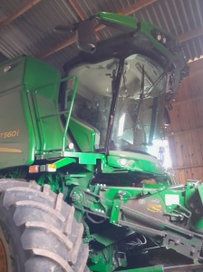 JOHN DEERE T560 SKÖRDETRÖSKA 25 FOT John Deere T560 SKÖRDETRÖSKA PRODRIVE  4WD  JOHN DEERE 625R SKÄRBORD  MALMAVAGNEN BV25V SKÄRBORDSVAGN
DRIFTSTID:  CA 400 MOTOR- / 284 VERKTIMMAR
...
MNR 33799
...
PRIS EXKL. MOMS: 3.250.000:-
...
Vi reserverar oss för felskrivning. Kontakta alltid oss innan du åker och tittar, så vi kan säkerställa att maskinen finns på plats.

