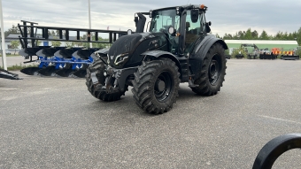 Traktor Valtra T 235 Direct Valtra T235 med frontlyft 