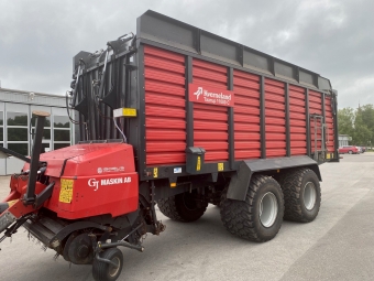 KVERNELAND 11080C SNITTVAGN Kverneland 11080C SNITTVAGN Arbetsbredd: 2 m
  Max. volym: 80,2 m3
  Transportvikt: 24 000 kg
...
K 80 drag, mste sitta ca 50kula vid sidan om fr tvngsstyrningen, monitor,syra munstycke , Syra pump,
belysning, 800/45R26,5 Dck
Ej vndbara knivar. Genomgngen infr denna ssong ( Knivtrumma, Knivar)
...
Finsnittvagn med dubbla anvndningsomrden.
Den nya vagnen med dubbla funktioner tar kapaciteten till en ny dimension med sin lastkapacitet p 
mer n 80 m.11080C erbjuder ett stort antal funktioner som det nya innovativa MaxiFlow-pickupsystemet
med hydraulisk drivlina, ISOBUS-styrsystem, fjderbelastade boggieaxlar och en till stor del
dimensionerad kedje- och lamelltransportr fr snabb och effektiv avlastning.
...
Frdelarna:
MaxiFlow pick-up utan kamspr fr lgt slitage och smidig drift.
Ny hydraulisk drivlina p pick-upen med svngbar mittfjdring.
25 mm breda ingende pinnar skerstller ett effektivt flde av grda.Inmatningsrotor med hg kapacitet och rotor med 800 mm diameter.
Frhackningssystem med 40 knivar.
Enkelt underhll - hela knivenheten r utsvngd fr enkel tkomst.
ISOBUS-styrning.
Fjderbelastade boggiaxlar.
Kraftigt dimensionerad kedje- och lamelltransportr fr snabb och effektiv avlastning.
...
MNR 38918
...
PRIS EXKL. MOMS: 535.000:-
...
Vi reserverar oss fr felskrivning. Kontakta alltid oss innan du ker och tittar, s vi kan skerstlla att maskinen finns p plats.
