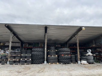 Utfrsljning av traktordck i lager nya och begagnade BKT Utfrsljning av traktordck Kompletta hjul 650/75R38 och 600/65R28
Kompletta hjul Alliance 551 650/65R42 och 540/65R30
Kompletta hjul Trelleborg TM800 650/65R42 JD flg R/P
Kompletta hjul Trelleborg TM1000 VF650/60R34. JD flg
Kompletta hjul 600/50-R22.5 4St 10 bult
Kompletta hjul JD 5E 380/85R28 och 320/85R20
Kompletta hjul JD 44x18.00-20 bak & 27x10.50-15
Kompletta hjul BKT RIDEMAX FL693M 710/35R22,5 
Kompletta hjul JD C441 500/45-22.5 (2st) 
Kompletta hjul Galaxy 11.2-24 och 180/95-14 JD Flg
Kompletta hjul JD 460/85R34 380/85R24
Dck Firestone 460/85R38 2st
Dck Firestone 380/85R28 2st
Dck Nokian TRI2 600/65R38 och 480/65R28
Dck Agrlo 650/65 R38 1st
Dck Micheline 710/75 R42
Dck BKT Ridemax 440/80R28 (2st)
Dck Galaxy 41x14.00-20 (2st)
Dck Alliance 365 HS 440/65R24 2st
Dck BKT Agrimax RT-855 380/85R24 2st
Dck Alliance 320/85R20 2st
Dck Pirelli 320/70 R20
Dck Vredestein 380/85R24
Dck BKT Agrimax 340/85 R38 2st
Dck BKT TR-135 13,6-38
Dck Petlas 14.9-28 1st
Dck Titan 8-16 2st
Dck BKT 520/85R38 2st 
Dck Firestone 16.9R38 1st
Dck Agrimaster 320/85R28 2st
Dck BKT Agrimax 460/85R38 1st
Dck 260/70R16 2st
Dck 360/80R24 1st
Dck  BKT Ridemax 440/80R30 2st
Dck Medved 600/55-26,5 1st
Dck Carlisle 31X13.5-15 2st
Dck BKT Agrimax 460/85R34 2st
Dck BKT Ridemax 440/80R28 (2st) & Dck BKT Ridemax 300/80 R24 (2st)
Ring fr fler dimensioner, Avanthjul, dubbelmontage radodlingsdck Vagnshjul