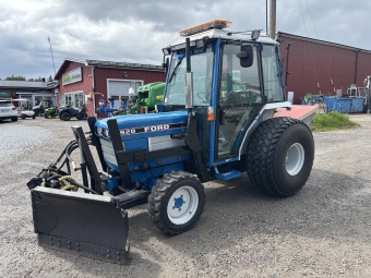 Traktor Ford 1920 med Vikplog och Sandspridare Ford 1920 4WD 