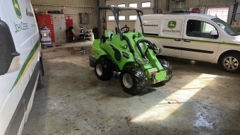 Avant kompaktlastare 528 / HAS reserv 250616 Avant 528 Fin Avant 528.
Traktormnstrade dck 26-12-12.
6-funktioners joystick.
Stora sidovikterna.
Motorvrmare.
En kpa skall bytas, kommer ske innan frsljning.
Ring fr mer info.