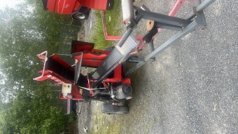 Vedmaskin Pilkemaster Evo 36 Pilkemaster Vedmaskin Evo 36 Elevatorband och inmattingsbordbytt.
Elmotor bytt fr 2 r sedan.