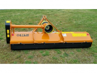 BERTI SLAGSLTTER EKR 250 ENKLARE vrigt BERTI SLAGSLTTER EKR 250 ENKL Berti modell EKR har tagits fram fr att passa det populra traktorsegmentet 50-90hk. 
Den baseras p storsljaren EKR-S men har en fast kategori tv trepunktsinfstning.
Maskinen levereras anpassad fr bakmontering 540 rpm och 
kan i standardutfrandet justeras fr frontmontering och 1000 rpm. 
Rotorn r utrustad med Bertis ltta hammarslag som standard (Y-kniv finns som tillval). 
Hjden justeras likt vriga Bertimodeller via den sjlrensande stdrullen som sitter 
monterad ttt bakom rotorn. 
Den har en kraftig transmission med fyra stycken drivremmar och en vxellda med frihjul.