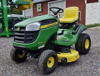 kklippare John Deere X125 John Deere X125 107 cm klippdck med sidoutkast
Nominellt (ej max) 13,06 hk vid 3 150 rpm, 500 ccm, 
encylindrig motor; oljefilter
Fotstyrd hydrostatisk transmission med 2 pedaler
15x6-8 Turf-dck fram, 20x8-8 Turf-dck bak
38 cm (15 tum) ste
Enkel mulchkpa fr enkel konvertering till mulching
Manuellt kraftuttag pslag