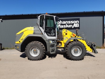 WACKER NEUSON WL95 HJULLASTARE vrigt WACKER NEUSON WL95 HJULLASTARE Registrerad som motorredskap
Deutz TDC 4.1 S4 DPF 115kW
Radio med CD, AC, Grammerstol med vrme, fri retur fram, lastdmpare, backvarnare, 
ecospeed P370 40km/h, 
500/70R24 Mich Bibload ET40 Saipde, telematics 12 mnader, Stora BM fstet,
3:e+4e funktion fram + el, 7pooligt el uttag bak, 2x huvudstrmbrytare, 
motor och kupe vrmare, handgas/inchreglage.