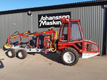 KRANMAN 660 PRO SKOTARE vrigt KRANMAN 660 PRO SKOTARE Gummiupphngd hytt med vrme 
Dubbelkommando 
Kubota 902D Dieselmotor 
Rostfritt avgassystem 
Transportvxel 
Tvspaks ventilpaket El on/off 
Hydraulisk vinsch HV500 
USB-Uttag 
Tankmtare 
Automatisk P-broms vid frilge 
Mobiltelefonfack 
Frvaringsfack fr termos 
Handsfack under instumentpanel 
Kldkrok i hytt 
Huggarhjlmsfste i hytt
Ventilationslsning i drrar 
Hydrauluttag fr tippflak 
Belysning p tak 2x30W + 4x10W 
Kran M36 pro 
2 st motorhllare p huv 
6 st vridbara laststakar 
Extra ljudisolering golvluckor 
Ljudisolering i tak 
Kombidunkshllare p grind 
Vindrutetorkare fram 
Vindrutetorkare bak 
Stesvrme 
Armstd p stol 
Backspegel fram 
Stdbensvarnare 
Krandmpare 
230v motorvrmare