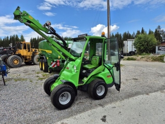 Kompaktlastare Avant 528 utrustad enligt spec Avant 528 Antislippventil, Led 2+1 700lummen, Bakvikt med hantag, Flytlge,
Elfunktion joystick, Hytt LX, Kullkoppling,
Motorvrmare, Varningsljus.

