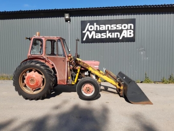 MASSEY FERGUSON 135 BERGSJLAST SKOPA vrigt MASSEY FERGUSON 135 BERGSJLAS 12,4-32 7,50-16
Hitch krok
Hydrualisk tipp p skopan