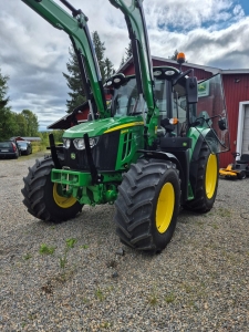 John Deere 6090M med Q4S Lastare John Deere 6090M 
Speglar - manuella teleskopiska med vidvinkel
Standardradio
3 mekaniska hydrauluttag (3 hydrauluttag 200-serie
Bakre kraftuttag - 540/540E/1000 rpm
Dragarmar med kroknda - kategori 3
Toppstng med kroknda - kategori 3/2
Roterande ljus
Hydrauliskt vagnsbromssystem - dubbelkrets

Denna maskin omfattas ej av ML Trygghetskp 3mn/100tim
Maskinen sljes fr kunds rkning utan garanti.
Fr mer information kontakta din sljare.