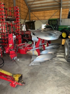 AGROLUX MRT 4975 AX VXELPLOG Agrolux MRT4975 AX VXELPLOG FRPLOG  SKIVRIST  KNIVRIST  FRBREDDARE
...
MNR 12364
...
PRIS EXKL. MOMS: 115.000:-
...
Vi reserverar oss fr felskrivning. Kontakta alltid oss innan du ker och tittar, s vi kan skerstlla att maskinen finns p plats.
